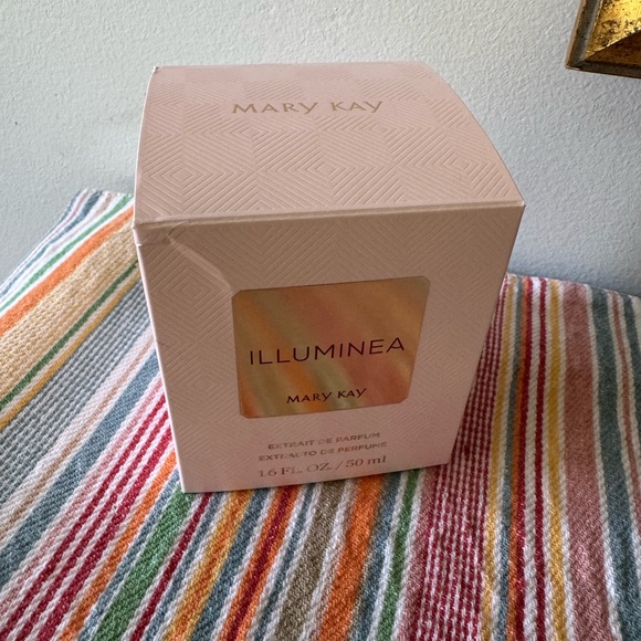 Mary Kay Illuminea Gold Perfume - Picture 4 of 5